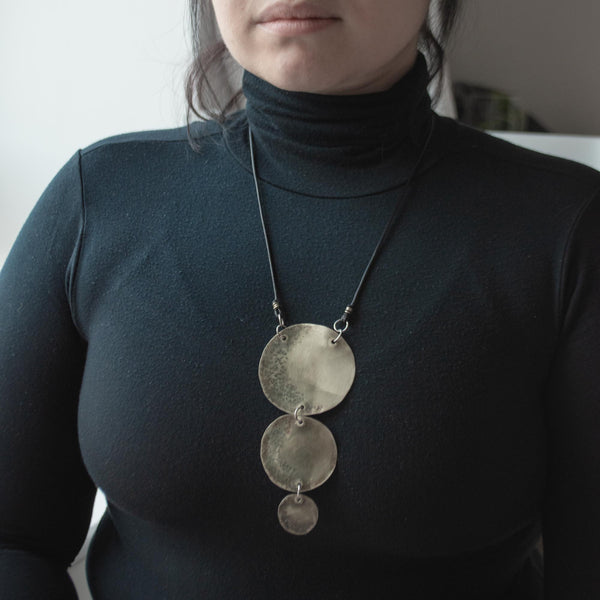 ANTIOPE | Round Triplet of Forged Brass Necklace